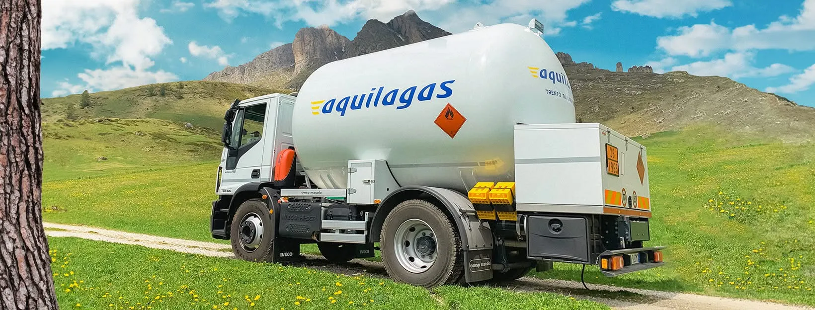 Autocisterna Aquila Gas su un prato di montagna