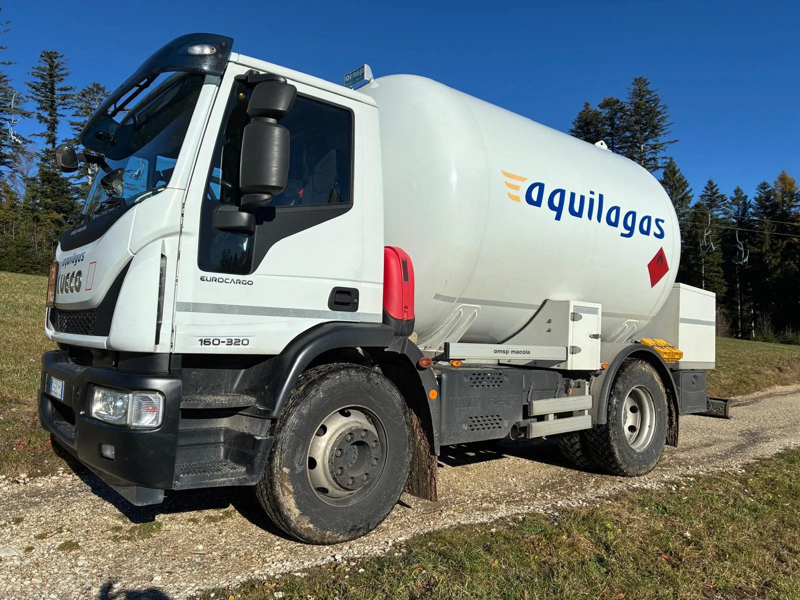 Primo piano di un’autocisterna Aquila Gas
